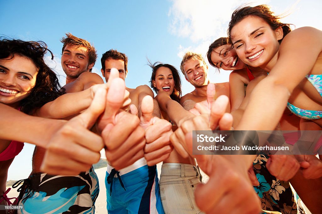 Feliz jovens homens e mulheres mostrando os polegares para cima - Royalty-free 20-24 Anos Foto de stock