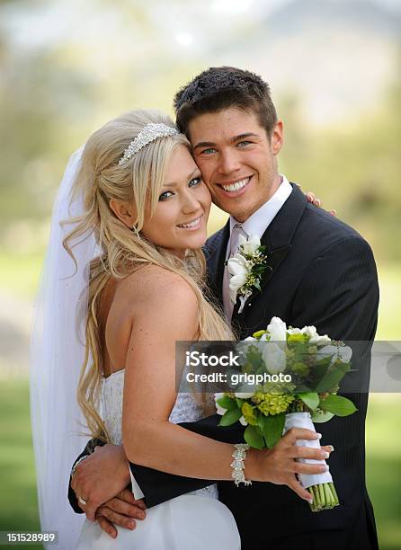 Noiva E Noivo - Fotografias de stock e mais imagens de Casamento - Casamento, Noiva, Noivo - Papel em Casamento