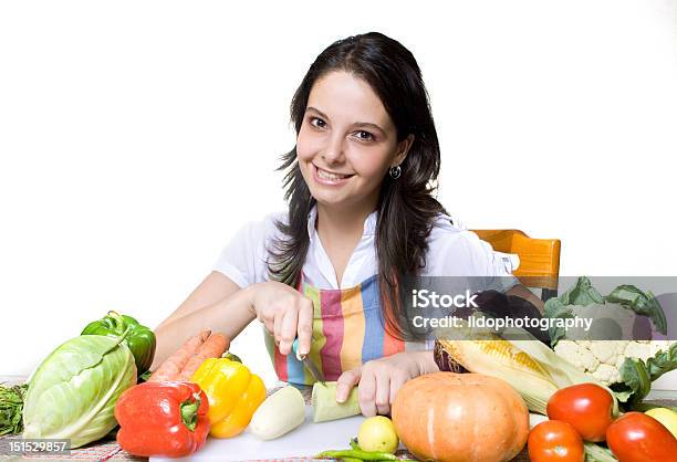 Giovane Donna Taglio Verdure - Fotografie stock e altre immagini di Adulto - Adulto, Alimentazione sana, Allegro