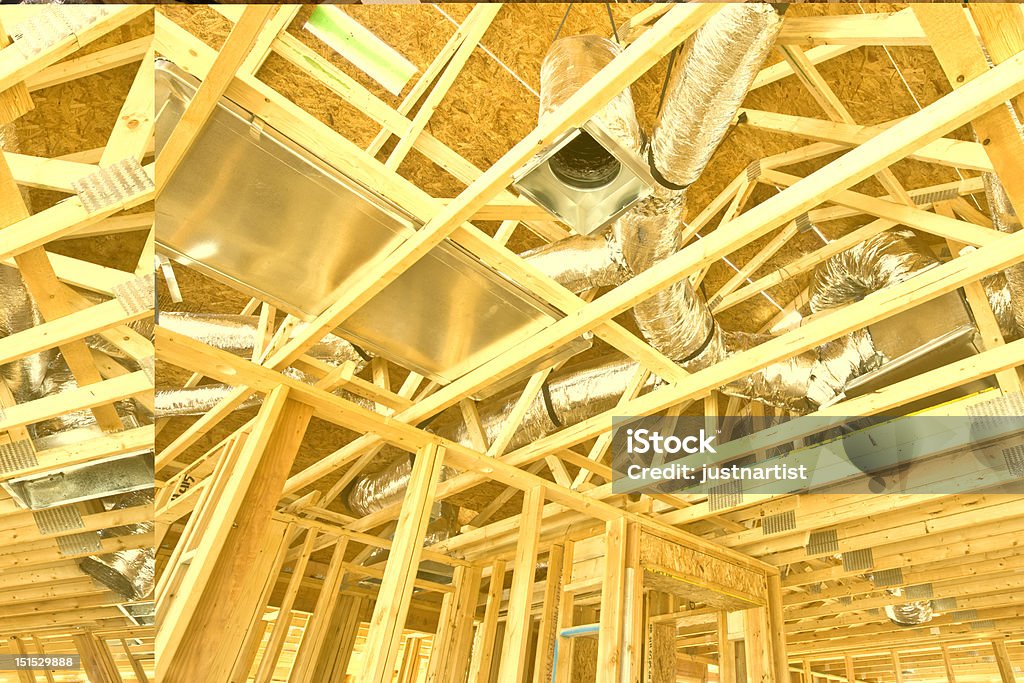 Interno costruzione di Rafters e condotti - Foto stock royalty-free di Nuovo