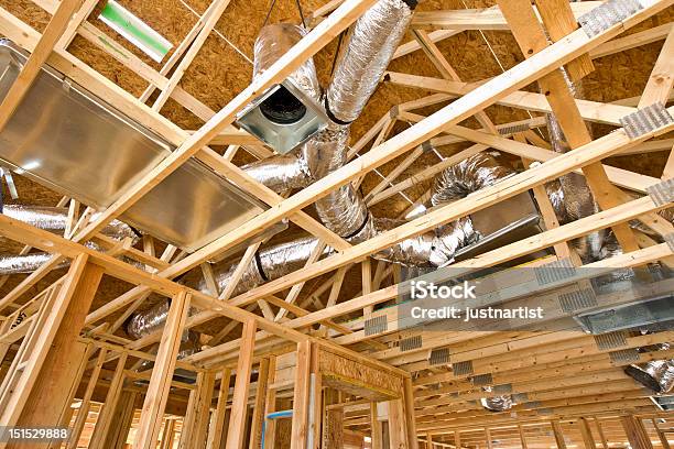 Interno Costruzione Di Rafters E Condotti - Fotografie stock e altre immagini di Nuovo - Nuovo, Industria edile, Conduttura dell'aria