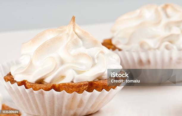 Tarte De Limão Bites - Fotografias de stock e mais imagens de Batido - Modo de Preparação de Comida - Batido - Modo de Preparação de Comida, Macrofotografia, Merengue