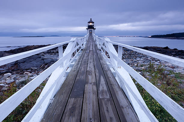 клайд порта-маршалл указывают маяк в сумерки, штат мэн, сша - sea new england marshall point lighthouse lighthouse стоковые фото и изображения