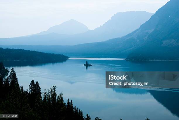 Photo libre de droit de Saint Mary Lake banque d'images et plus d'images libres de droit de Arbre - Arbre, Bleu, Destination de voyage