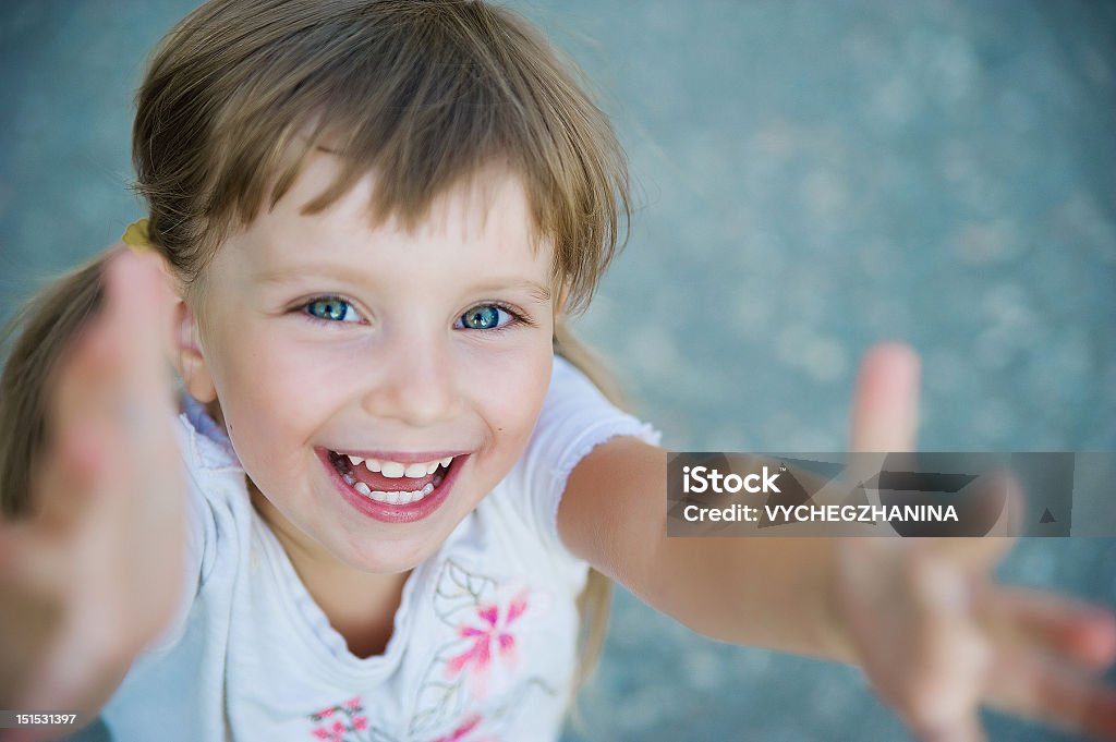 Счастливый liitle девочка крупным планом - Стоковые фото 2-3 года роялти-фри