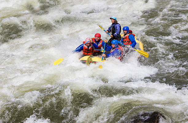 rafting no rio arkansas em buena vista, colorado - rafting rapid colorado river - fotografias e filmes do acervo