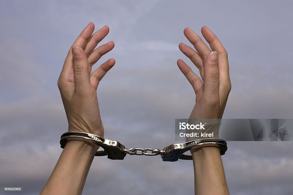 Handcuffed donna bisogno di aiuto - Foto stock royalty-free di Adulto