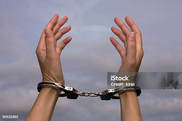 Handcuffed Donna Bisogno Di Aiuto - Fotografie stock e altre immagini di Adulto - Adulto, Ambientazione esterna, Arresto