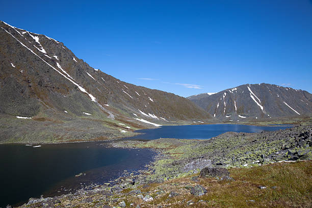 lagos no polar montanhas valley - montes urales - fotografias e filmes do acervo