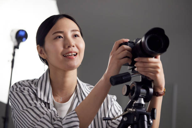 istock Japanese young woman working as a photographer 1515324708