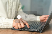 junger-mann-der-einen-laptop-benutzt-um-soziale-medien-abzuspielen-aber-dieses-video-ist.jpg?b=1&s=170x170&k=20&c=hTGJr07Z1du4LjIgx5C90aN8y8JzYgilByHD4gXa6xM=