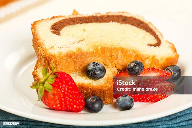 Photo libre de droit de Poundcake En Marbre banque d'images et plus d'images libres de droit de Bleu - Bleu, Chocolat, Circonvolution