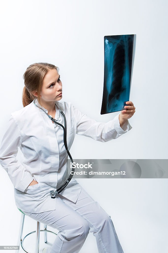 Довольно блондинка молодая женщина врач с рентген видео - Стоковые фото Белый роялти-фри