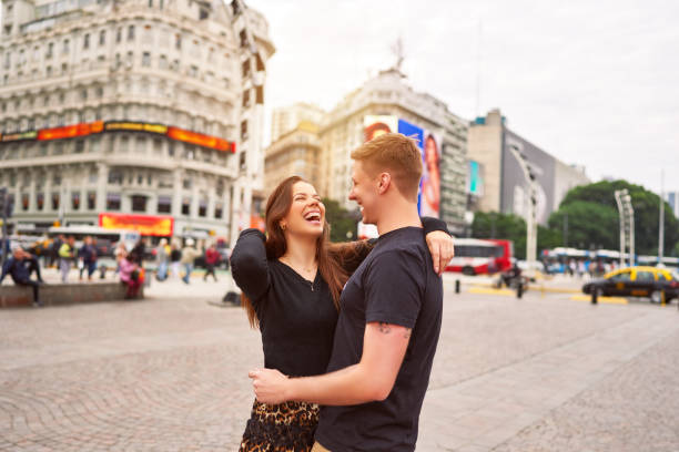 feliz pareja heterosexual joven adulta sonriente abrazándose en la ciudad de buenos aires - boyfriend heterosexual couple married activity fotografías e imágenes de stock