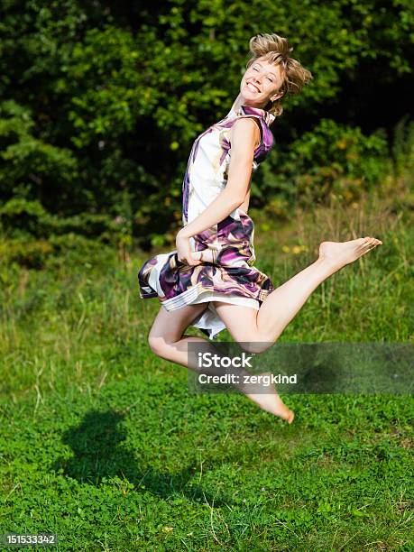 Mujer Foto de stock y más banco de imágenes de Actuación - Representación - Actuación - Representación, Adulto, Aire libre