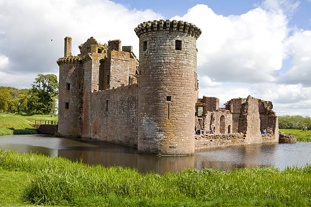 moated caerlaverock 城、スコットランド、 - caerlaverock ストックフォトと画像