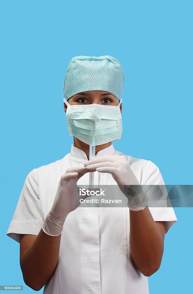 Personal de enfermería sostiene la jeringa - Foto de stock de Enfermera libre de derechos