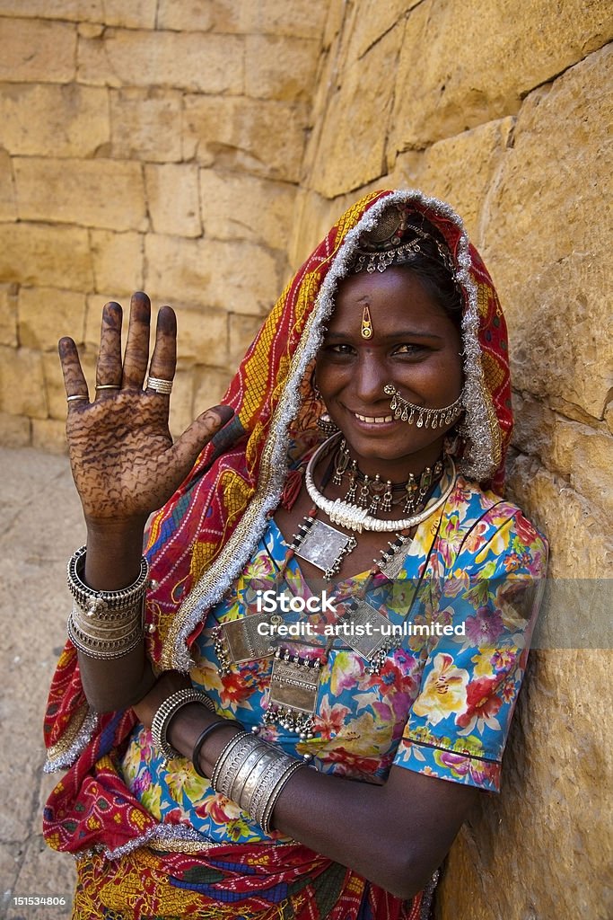 indian mulher mostrando de henna à mão pintados - Foto de stock de Adereço de Cabeça royalty-free