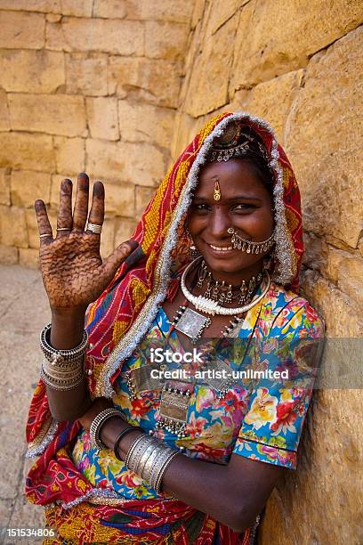 Foto de Indian Mulher Mostrando De Henna À Mão Pintados e mais fotos de stock de Adereço de Cabeça - Adereço de Cabeça, Adulto, Adulto de idade mediana
