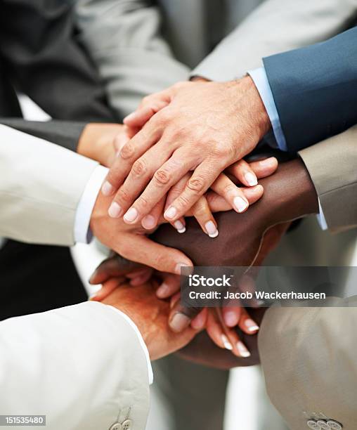 Human Hands Showing La Unidad Foto de stock y más banco de imágenes de Conexión - Conexión, Grupo multiétnico, Manos en el aire