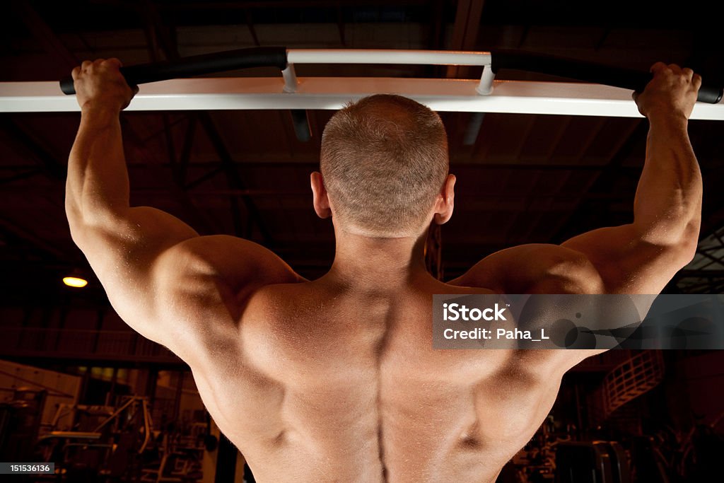 Bodybuilder retro pull-up in aula di formazione - Foto stock royalty-free di Adulto