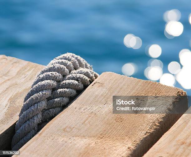Corda Con Nodo Su Un Ormeggio - Fotografie stock e altre immagini di Acqua - Acqua, Andare in barca a vela, Barca a vela