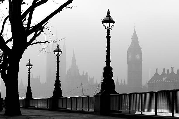 día frío en londres - winston churchill fotografías e imágenes de stock