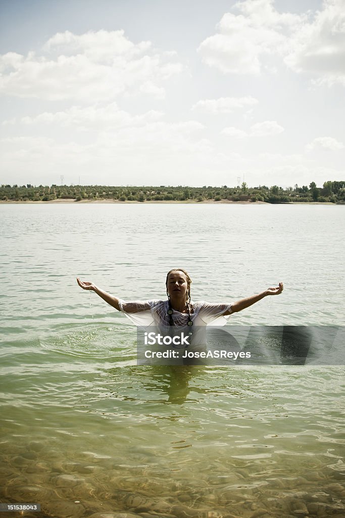 Meditating na água - Foto de stock de Aberto royalty-free