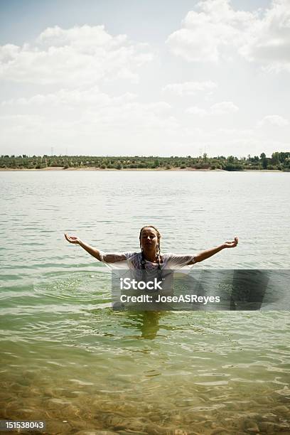 Foto de Meditating Na Água e mais fotos de stock de Aberto - Aberto, Adulto, Beleza