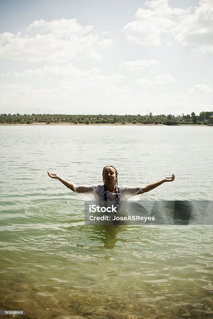 Медитировать в воде - Стоковые фото Белый роялти-фри
