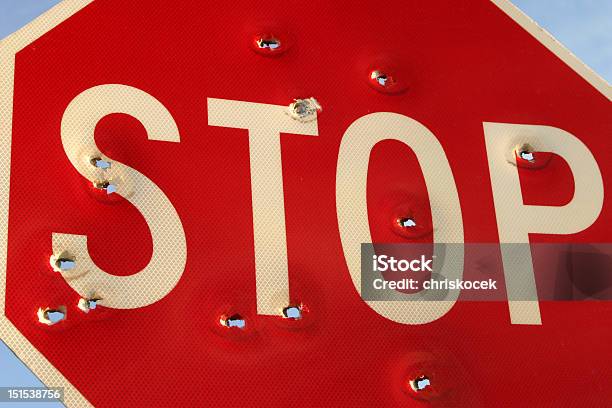 Znak Stop Wypełnione Pocisk Otworów - zdjęcia stockowe i więcej obrazów Bez ludzi - Bez ludzi, Czerwony, Dziki Zachód