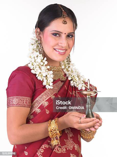 Menina Com Seda Vermelha Sari - Fotografias de stock e mais imagens de 20-29 Anos - 20-29 Anos, Acessório, Adulto