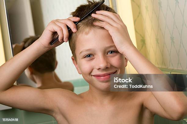 Young Boy Peinar Su Cabello Foto de stock y más banco de imágenes de Peinar - Peinar, Baño, Cuarto de baño