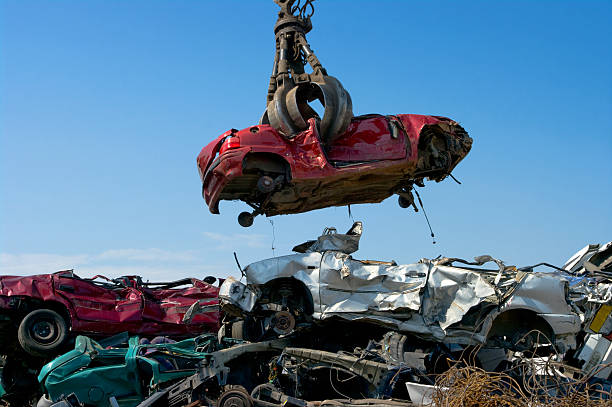 crane soulever voiture - stack damaged photos et images de collection