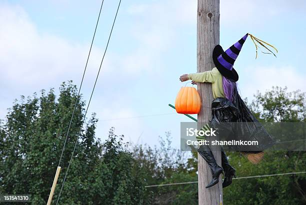Foto de Batidas Bruxa De Halloween Em Haste e mais fotos de stock de Acidente - Acidente, Dia das Bruxas, Bruxa - Criatura Mítica