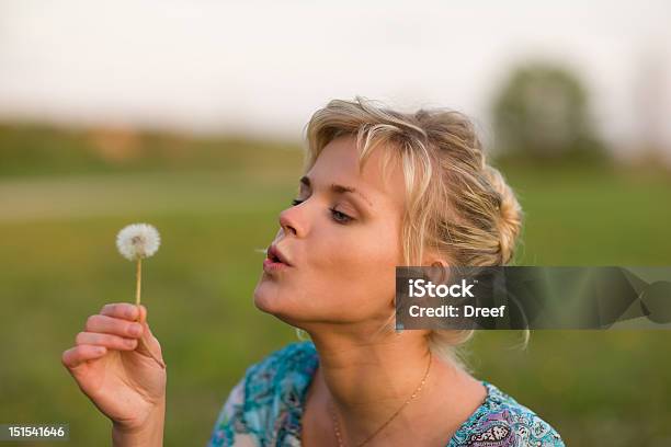 Golpe De Sorte - Fotografias de stock e mais imagens de Adulto - Adulto, Ao Ar Livre, Azul