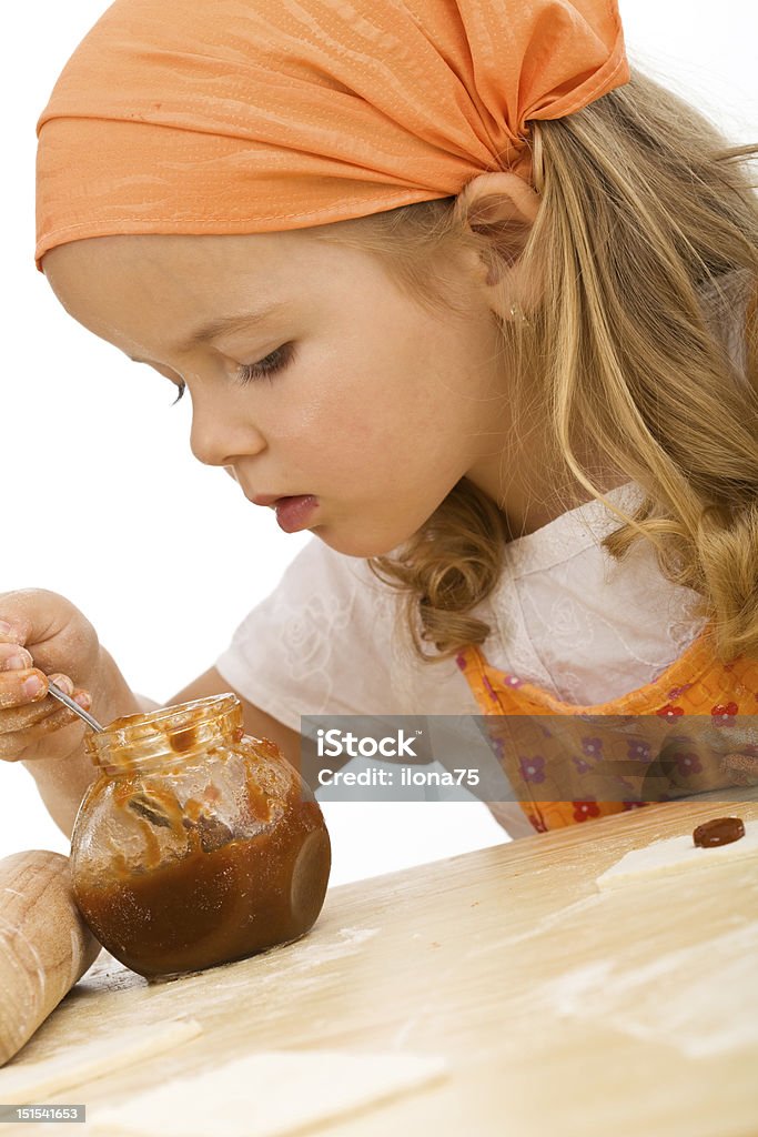 Dziewczynka dokonywanie ciasteczka serii - Zbiór zdjęć royalty-free (Ciasteczko)