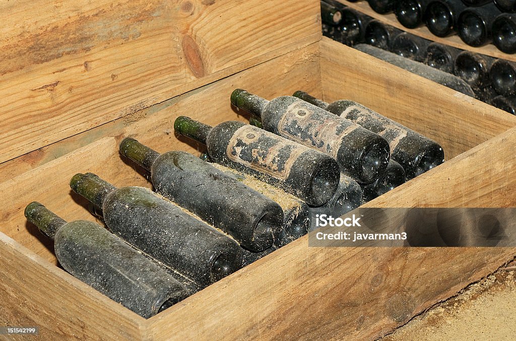 Bottiglie nella vecchia cantina di vini - Foto stock royalty-free di Alchol