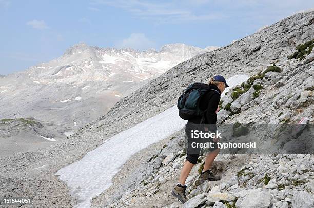 Junge Frau Klettern In Den Bergen Stockfoto und mehr Bilder von Wandern - Wandern, Zugspitze, Aktivitäten und Sport