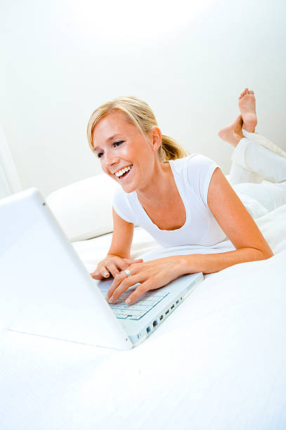Femme travaillant sur un lit - Photo