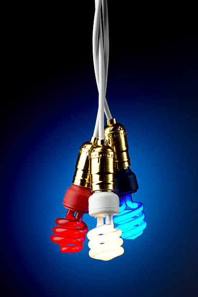 compacte des ampoules fluocompactes patriotique - compact fluorescent lightbulb photos photos et images de collection