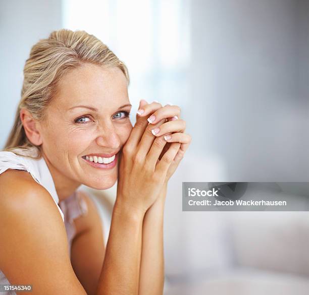 Linda Mulher Madura Sorridente - Fotografias de stock e mais imagens de Mulheres - Mulheres, Face Humana, Enrugado