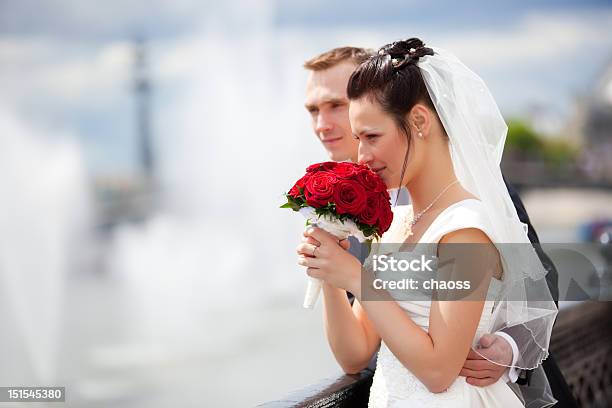 Jovem Casal Casamento - Fotografias de stock e mais imagens de Adulto - Adulto, Amor, Ao Ar Livre