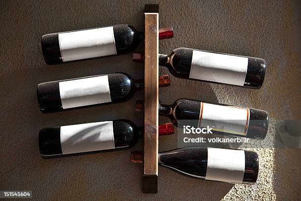 Garrafa De Vinho - Fotografias de stock e mais imagens de Porta-vinhos - Porta-vinhos, Adega, Arranjo