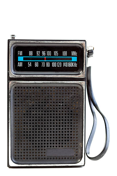xxxl vintage czarny przenośny tranzystor radio na białym tle - kilohertz zdjęcia i obrazy z banku zdjęć