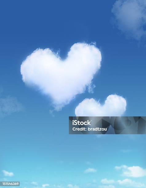 Corazón En Forma De Nube En El Cielo Azul Foto de stock y más banco de imágenes de Amor - Sentimiento - Amor - Sentimiento, Azul, Citas románticas