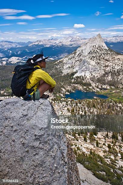 Rock Bergsteiger Auf Dem Gipfel Stockfoto und mehr Bilder von Abenteuer - Abenteuer, Abgeschiedenheit, Am Rand