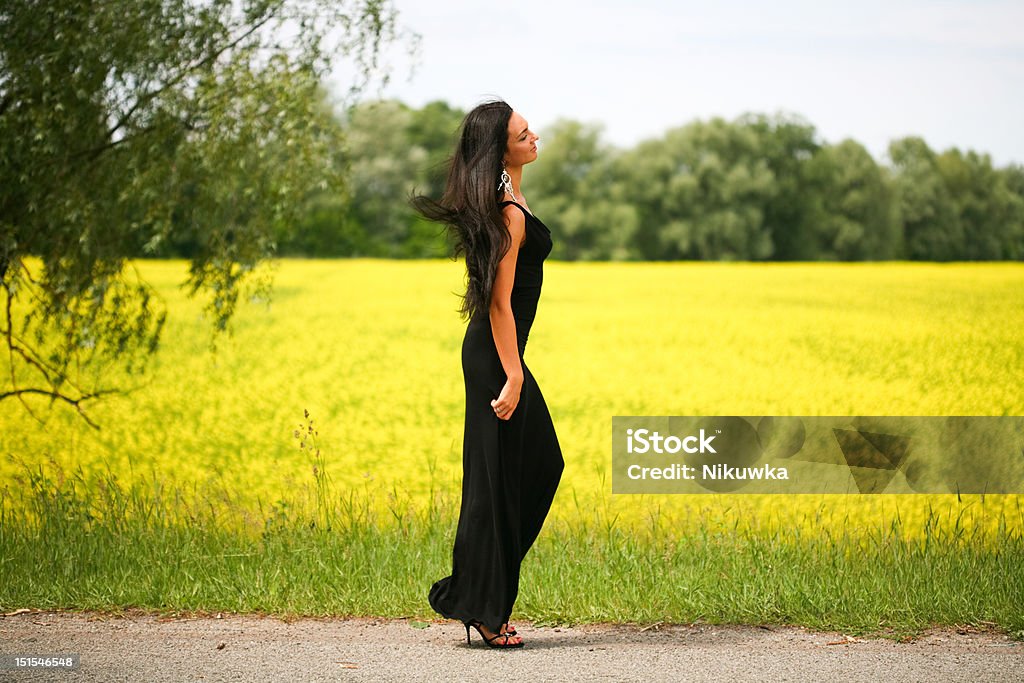 Schöne junge Frau, die zu Fuß - Lizenzfrei Aktiver Lebensstil Stock-Foto