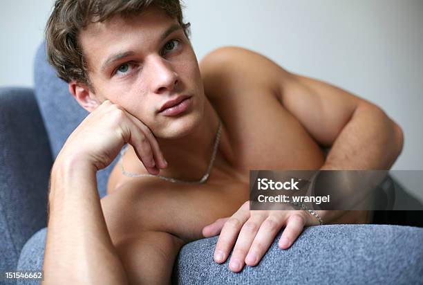 Foto de Sexy Jovem Homem No Sofá e mais fotos de stock de Homens - Homens, Sensualidade, Sofá