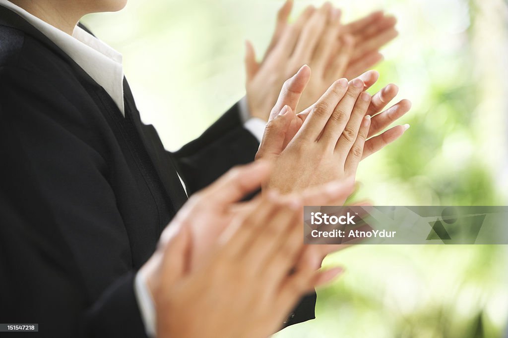 Dar Aplausos sobre fondo verde - Foto de stock de Admiración libre de derechos